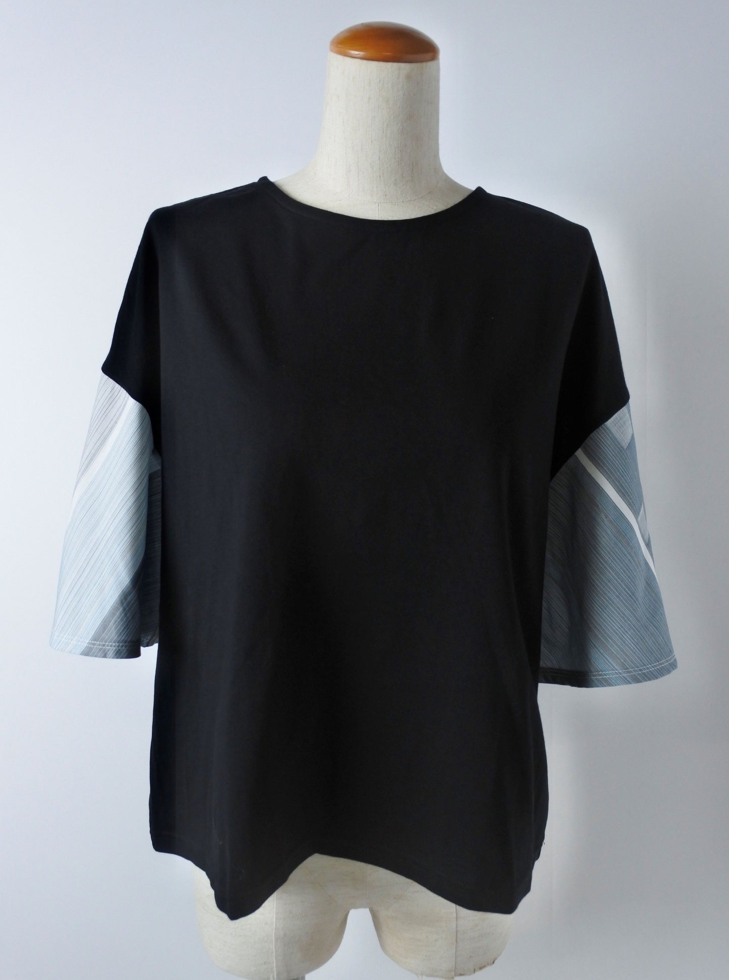 【YOAKE】フレア袖Tシャツ