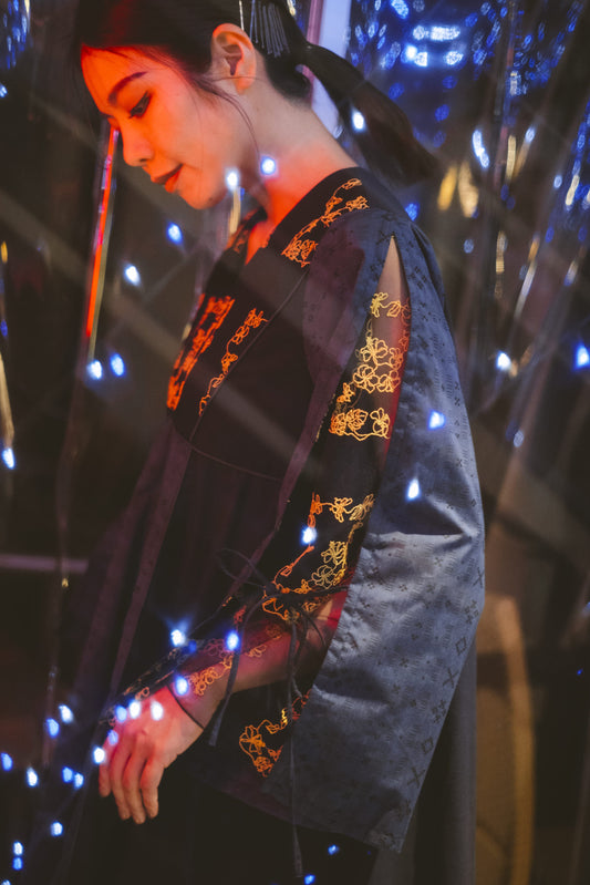 【YOAKE】チュール刺繍フレア袖ワンピース (Navy)