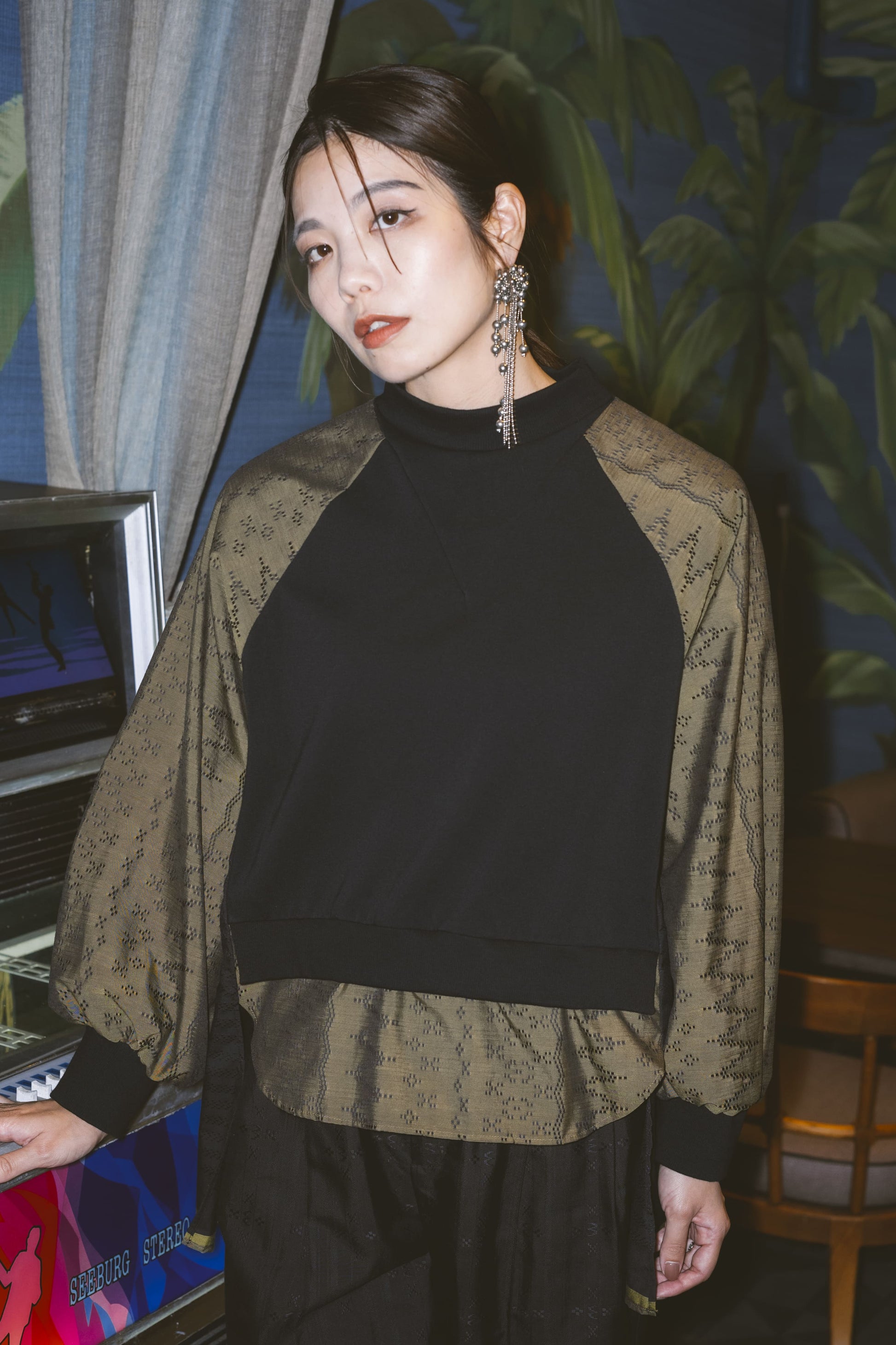 ぐすく花織チュニック 黒トップス レイヤードスタイル レディース モダンコーディネート