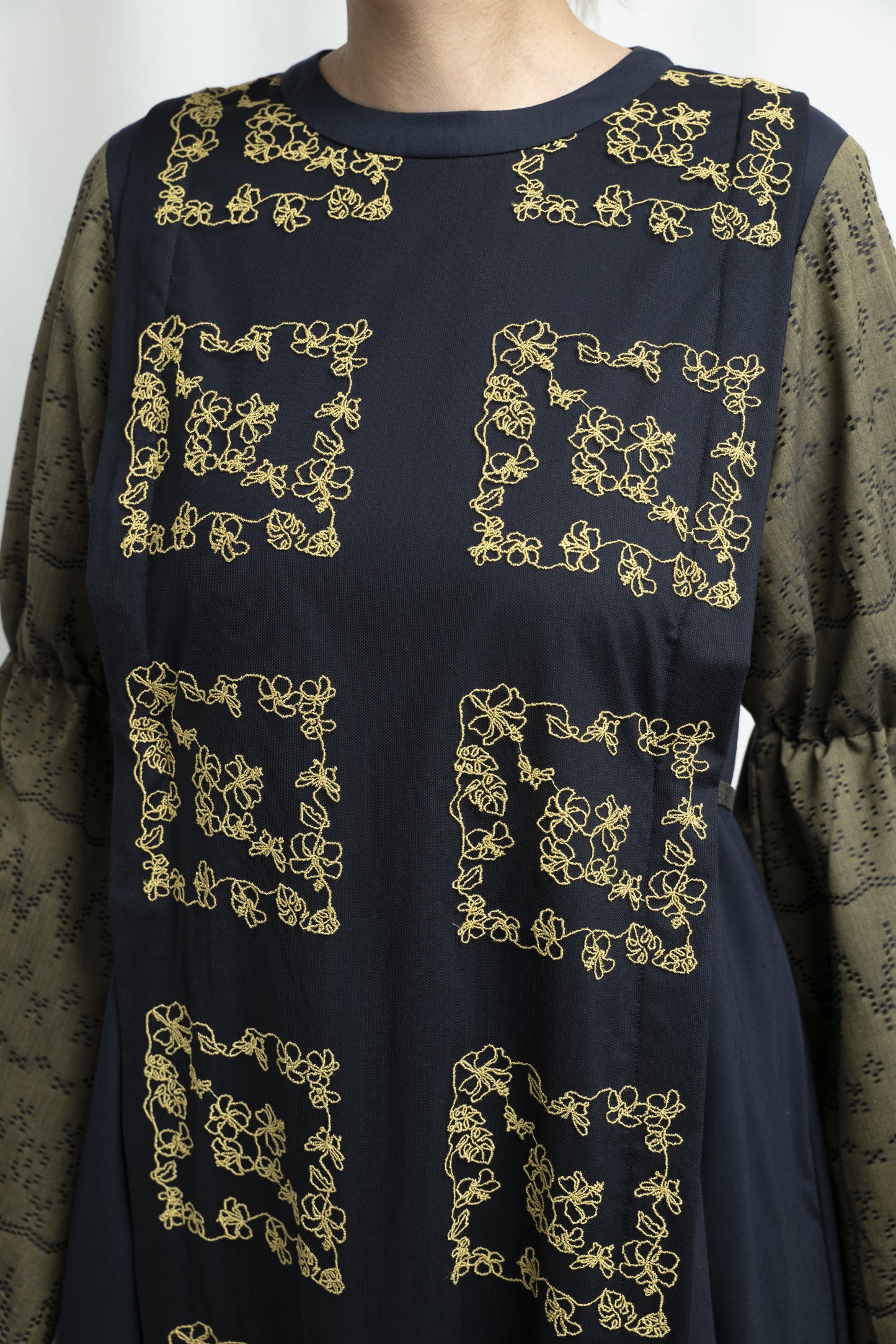 【YOAKE】チュール刺繍ロングワンピース (Navy)