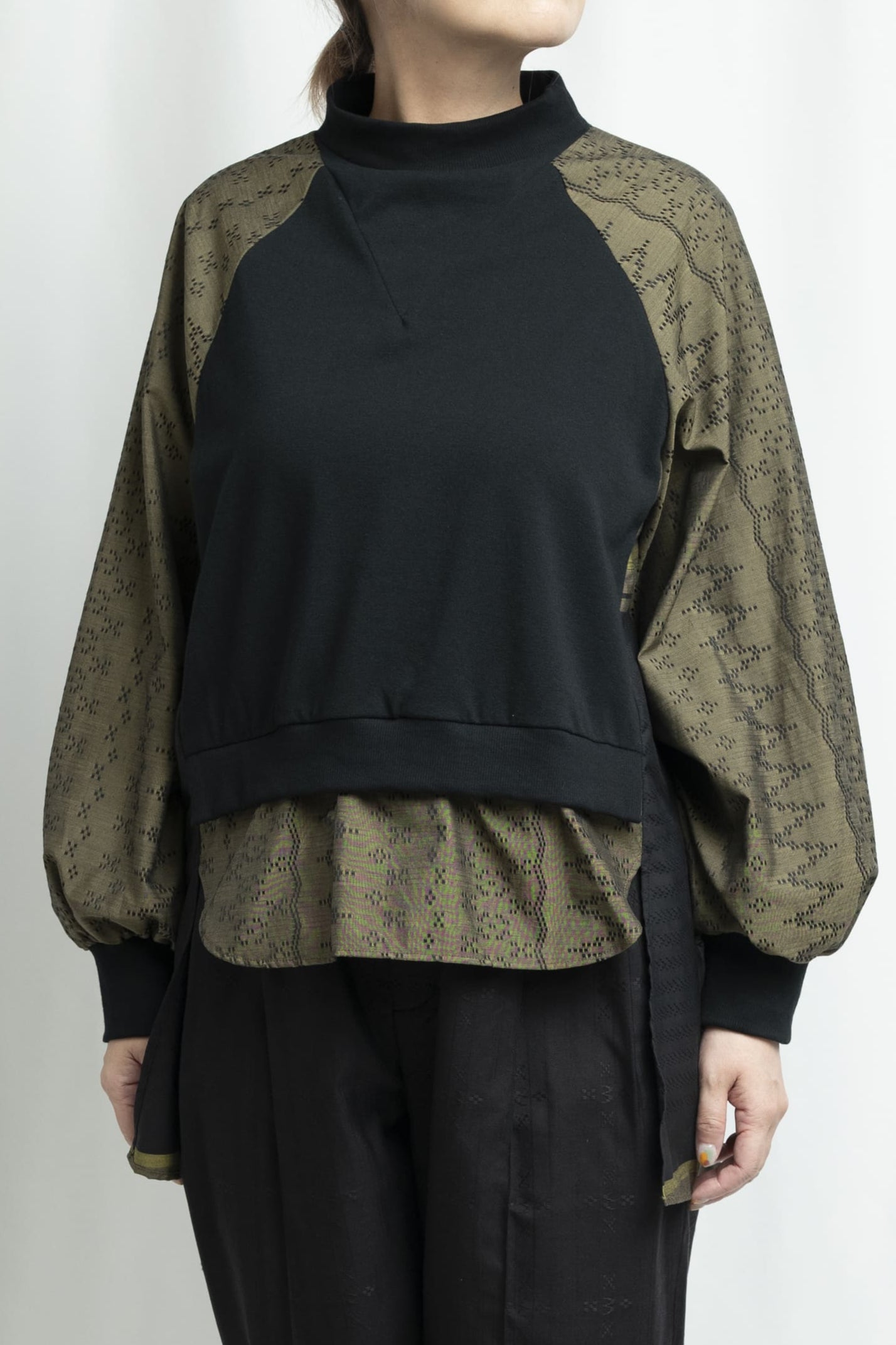 ぐすく花織 生地ディテール オリーブグリーン 花柄ジャガード織り 織り生地 チュニック 正面 裏毛