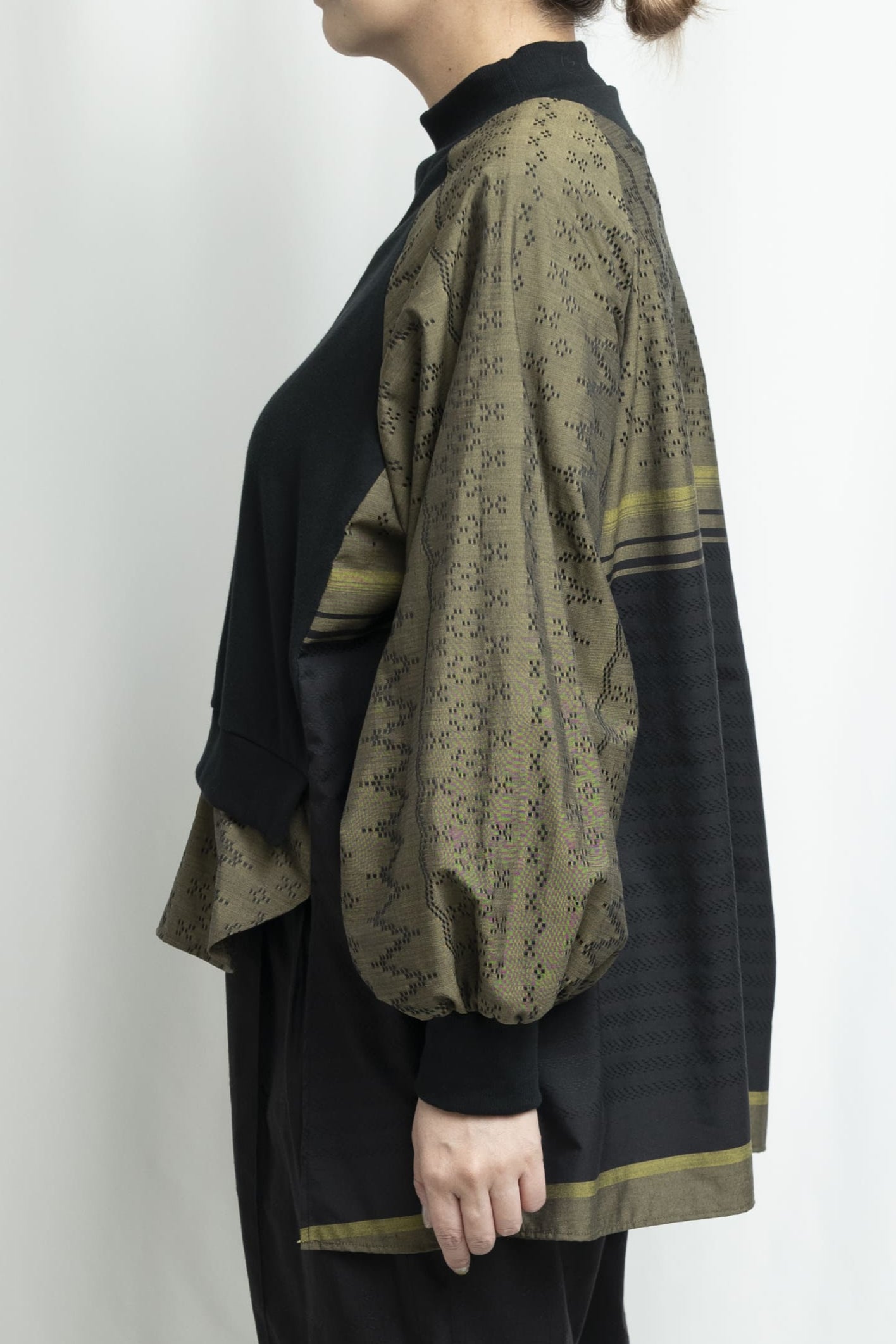 花織 織り柄 クローズアップ 沖縄伝統工芸 ジャガード生地 織り オリーブグリーン デティール 裏毛