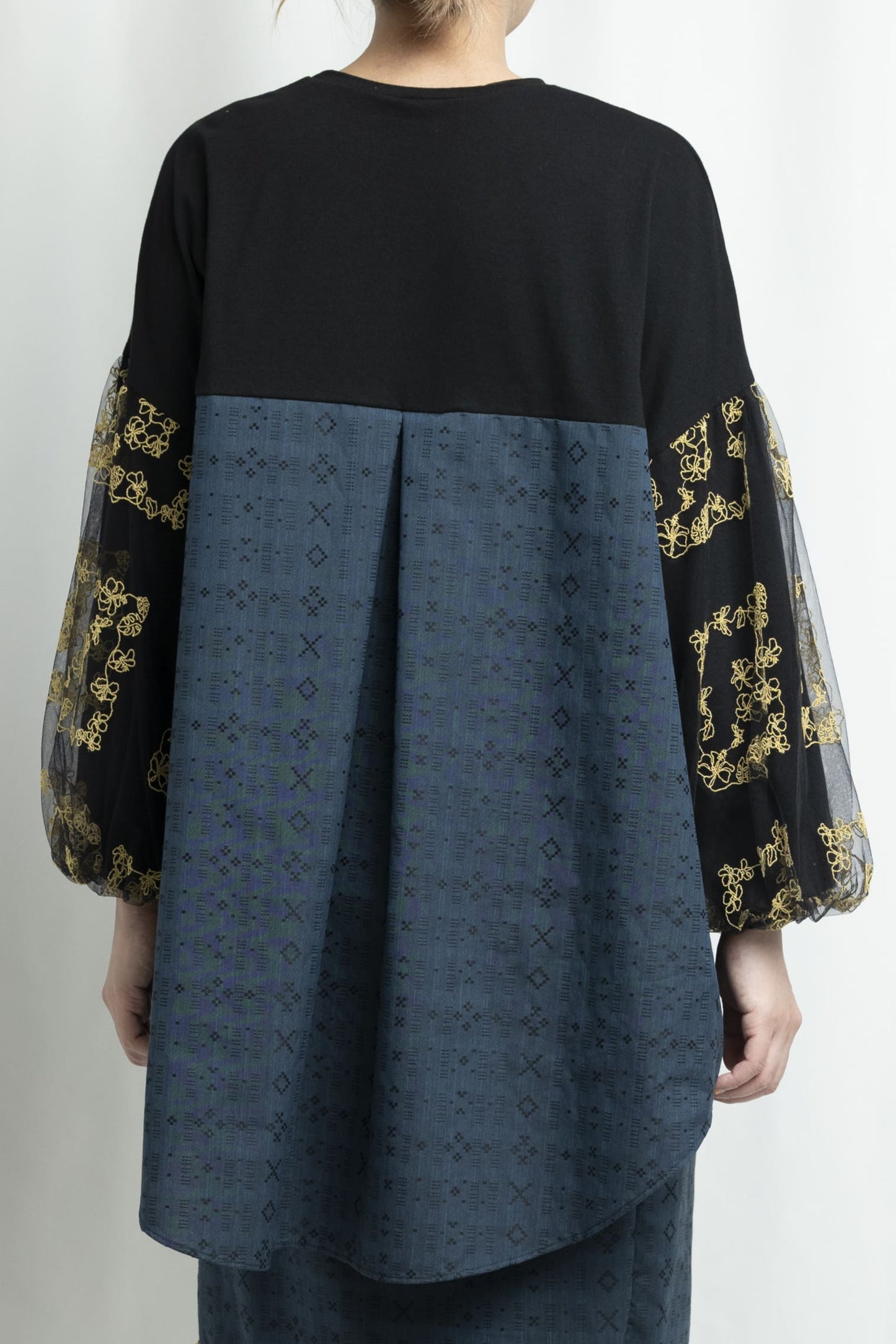 【YOAKE】チュール刺繍パフスリーブチュニック (Black)