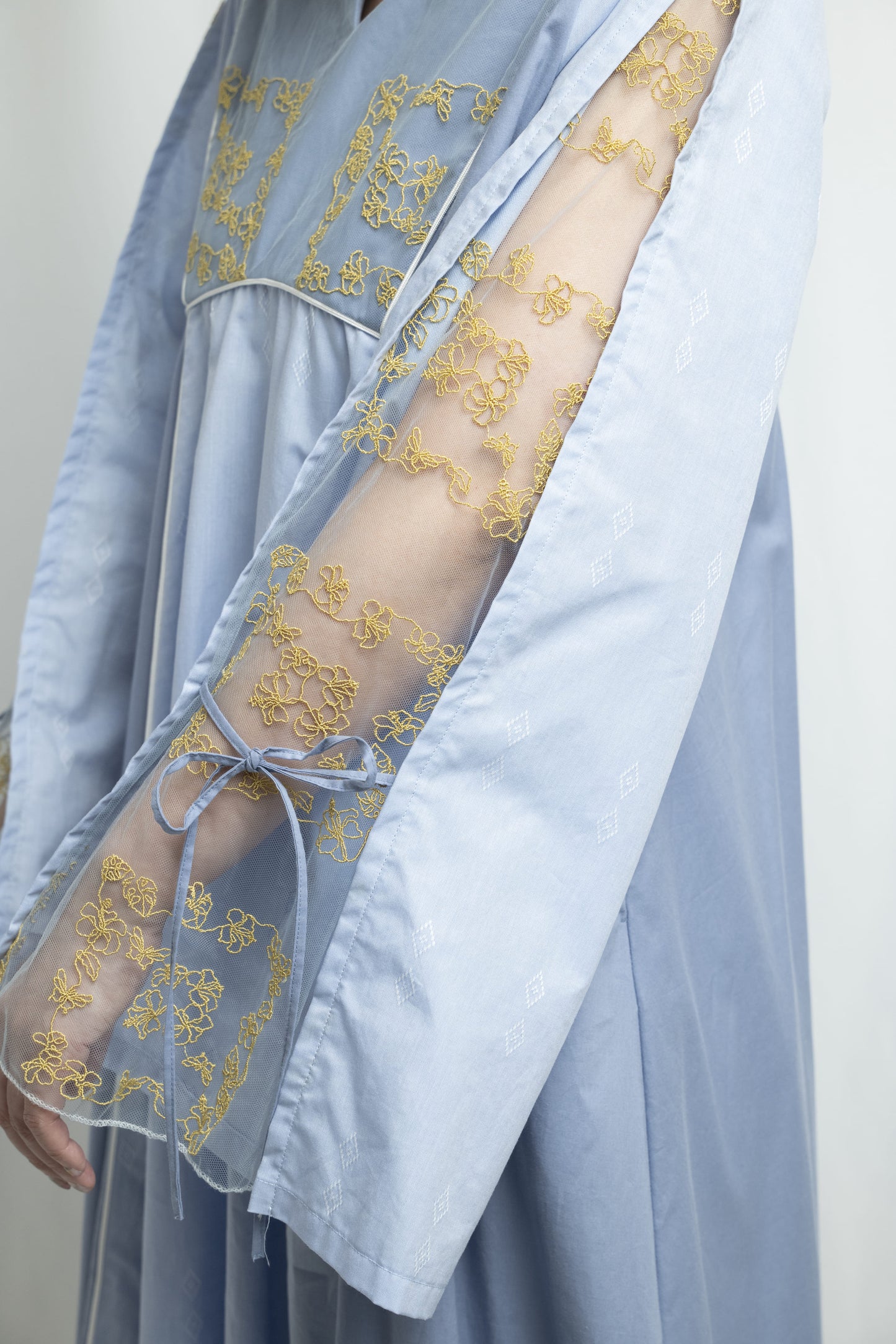 【YOAKE】チュール刺繍フレア袖ワンピース (Light blue)