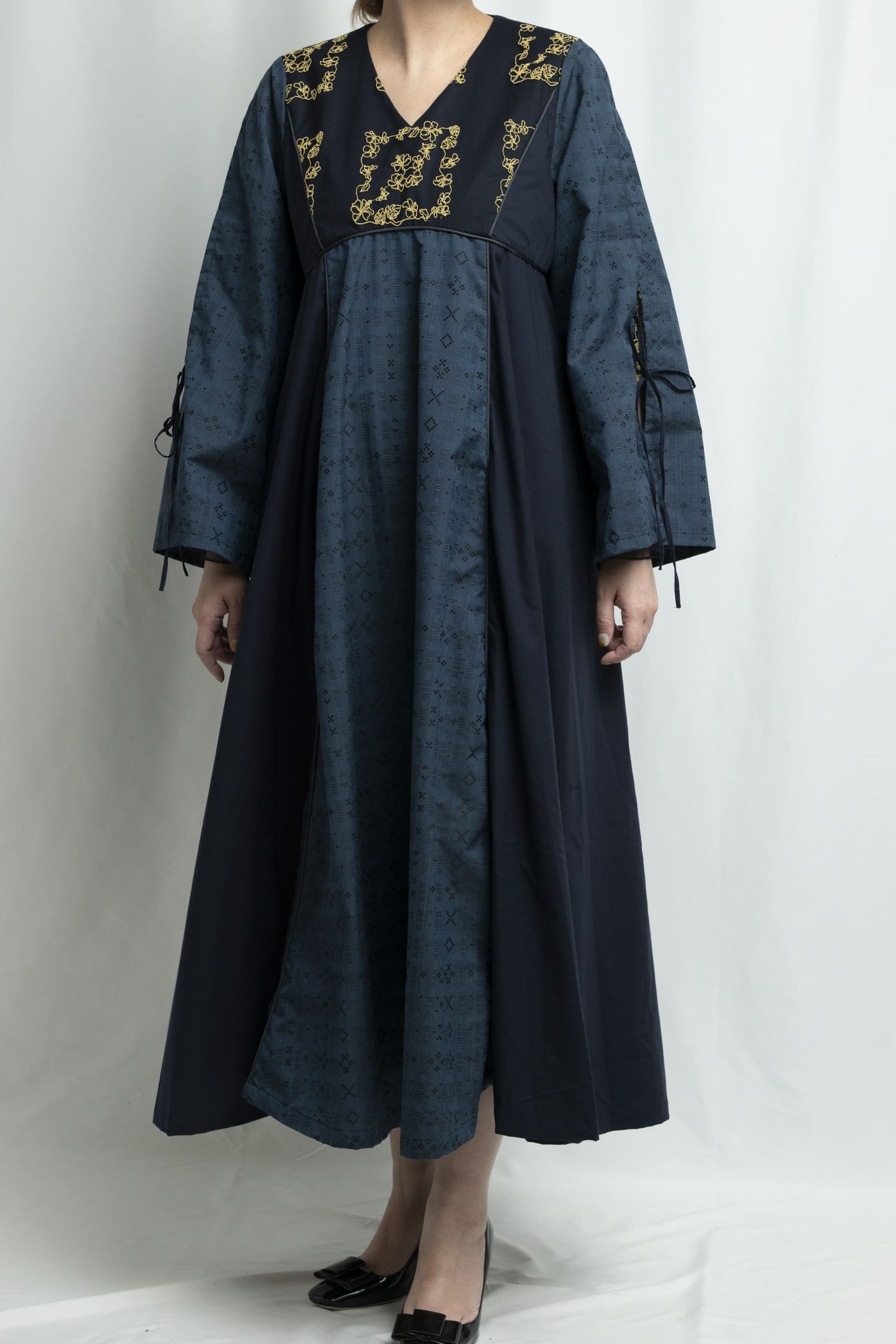 【YOAKE】チュール刺繍フレア袖ワンピース (Navy)