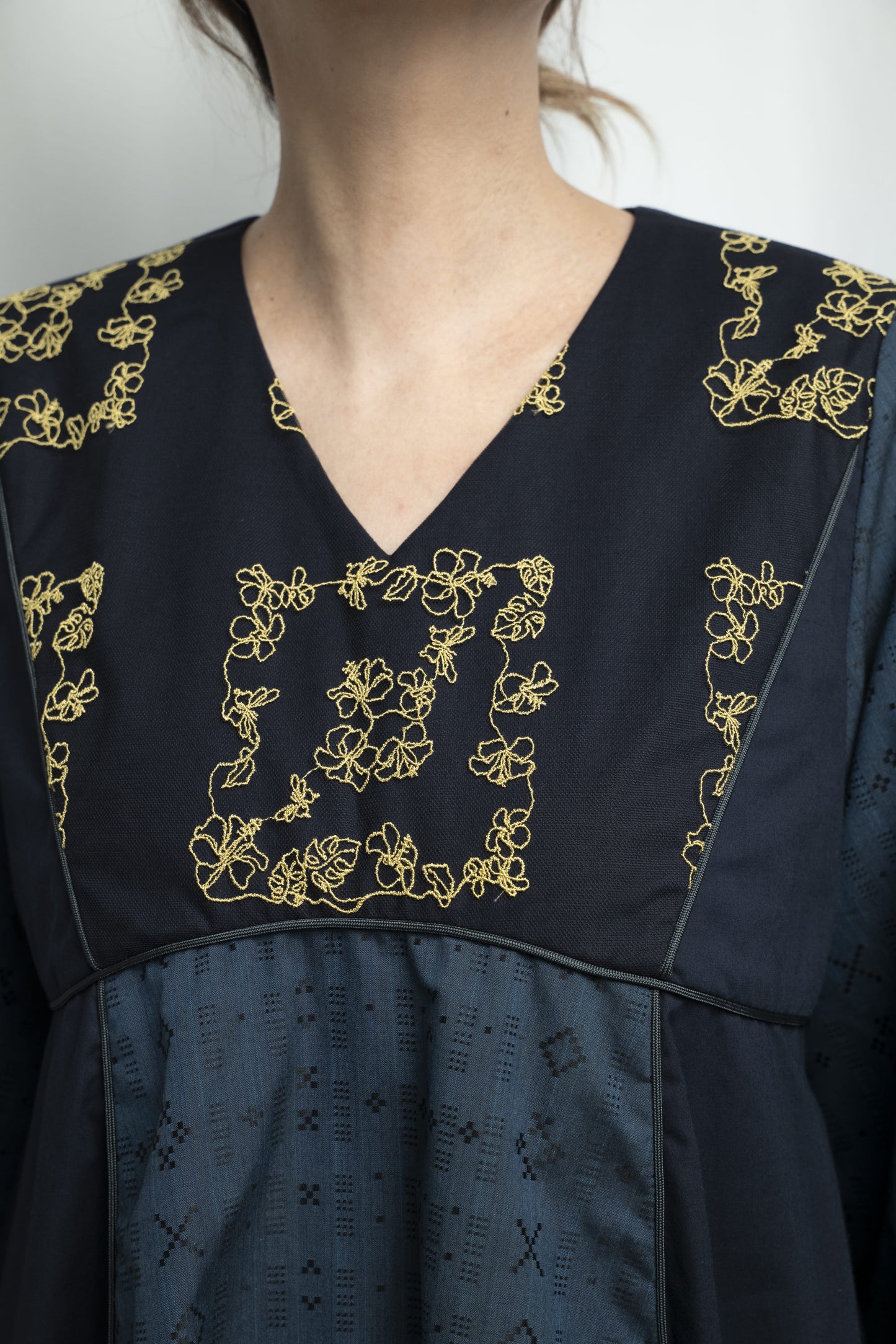 【YOAKE】チュール刺繍フレア袖ワンピース (Navy)