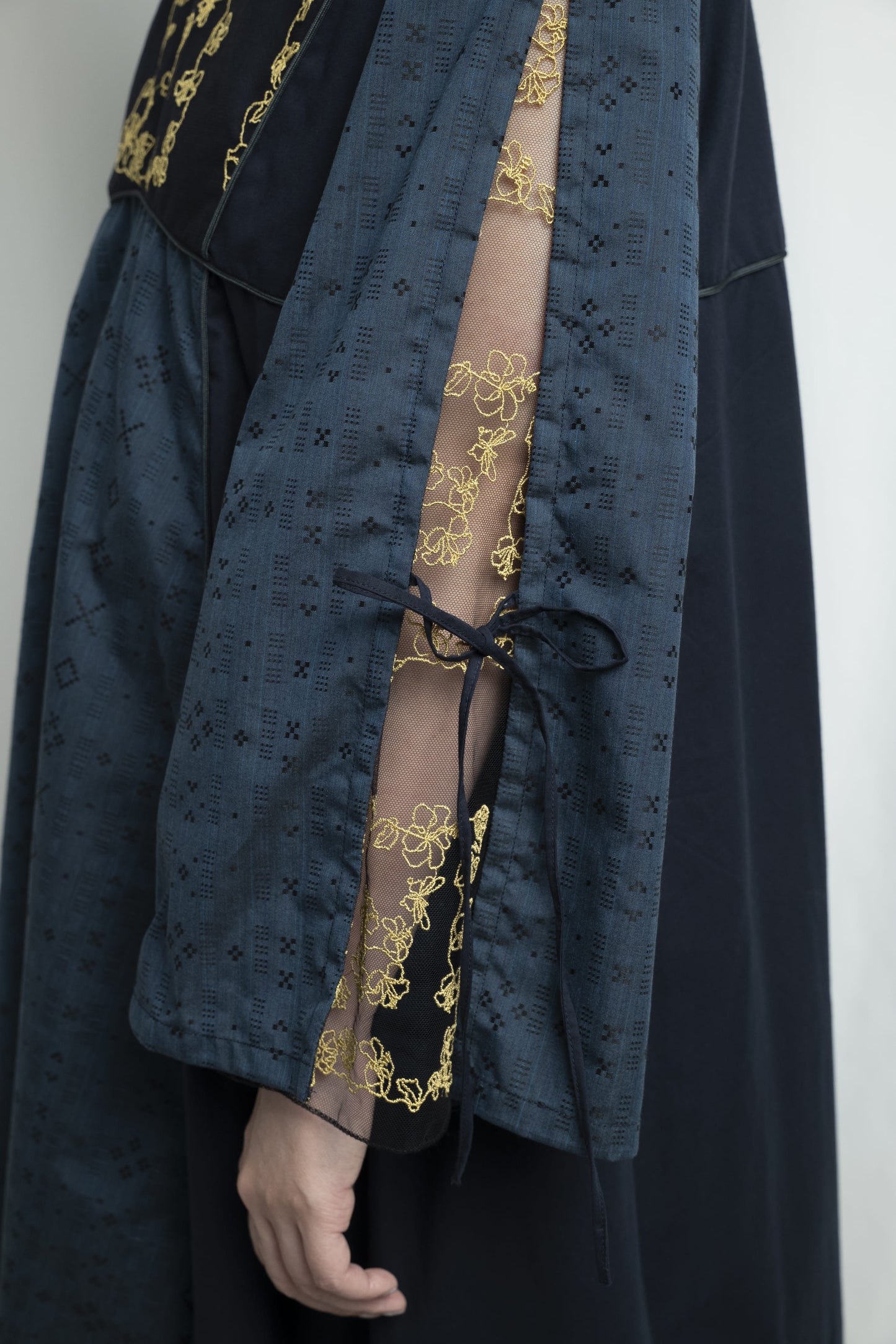 【YOAKE】チュール刺繍フレア袖ワンピース (Navy)