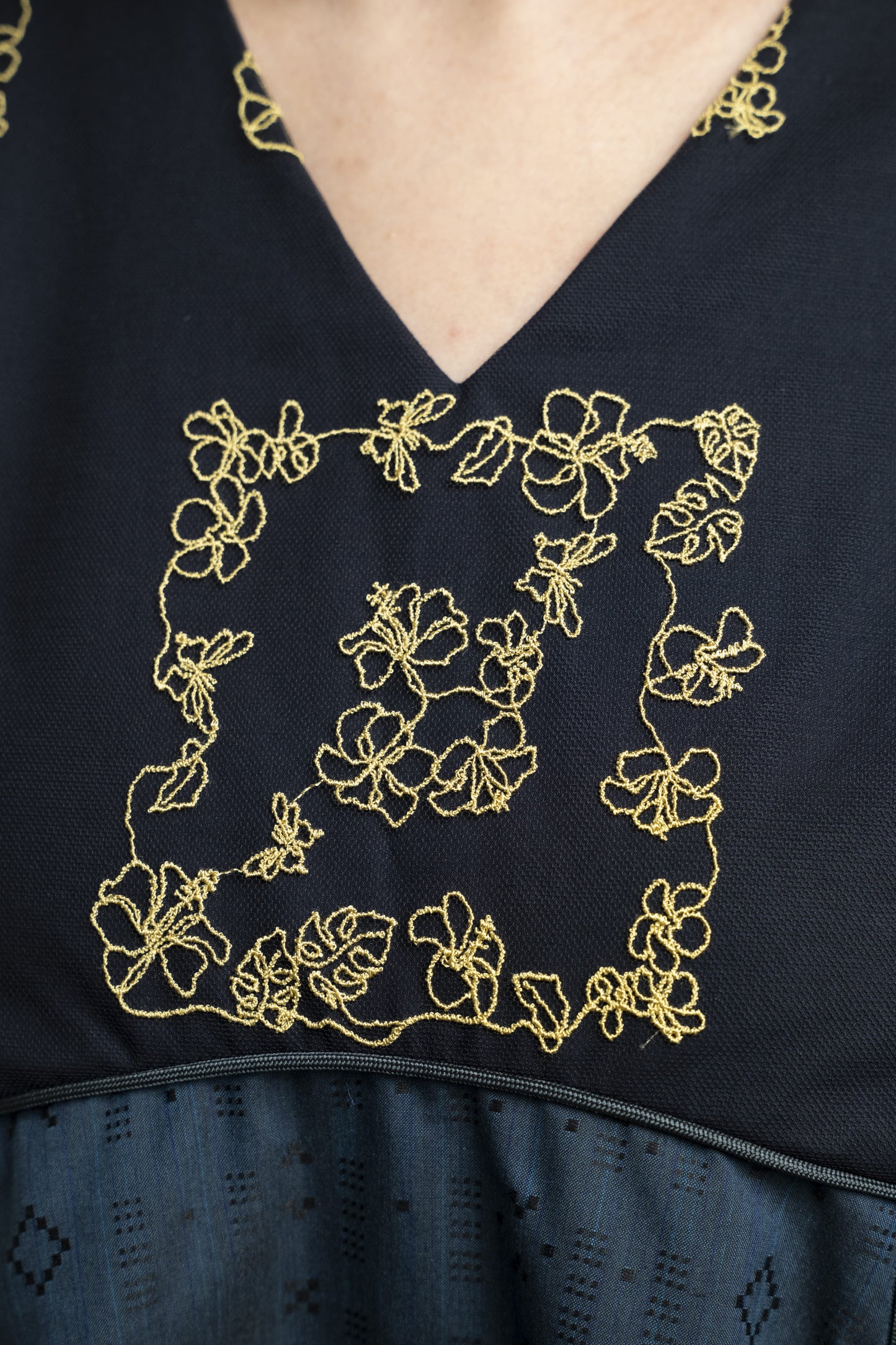 【YOAKE】チュール刺繍フレア袖ワンピース (Navy)