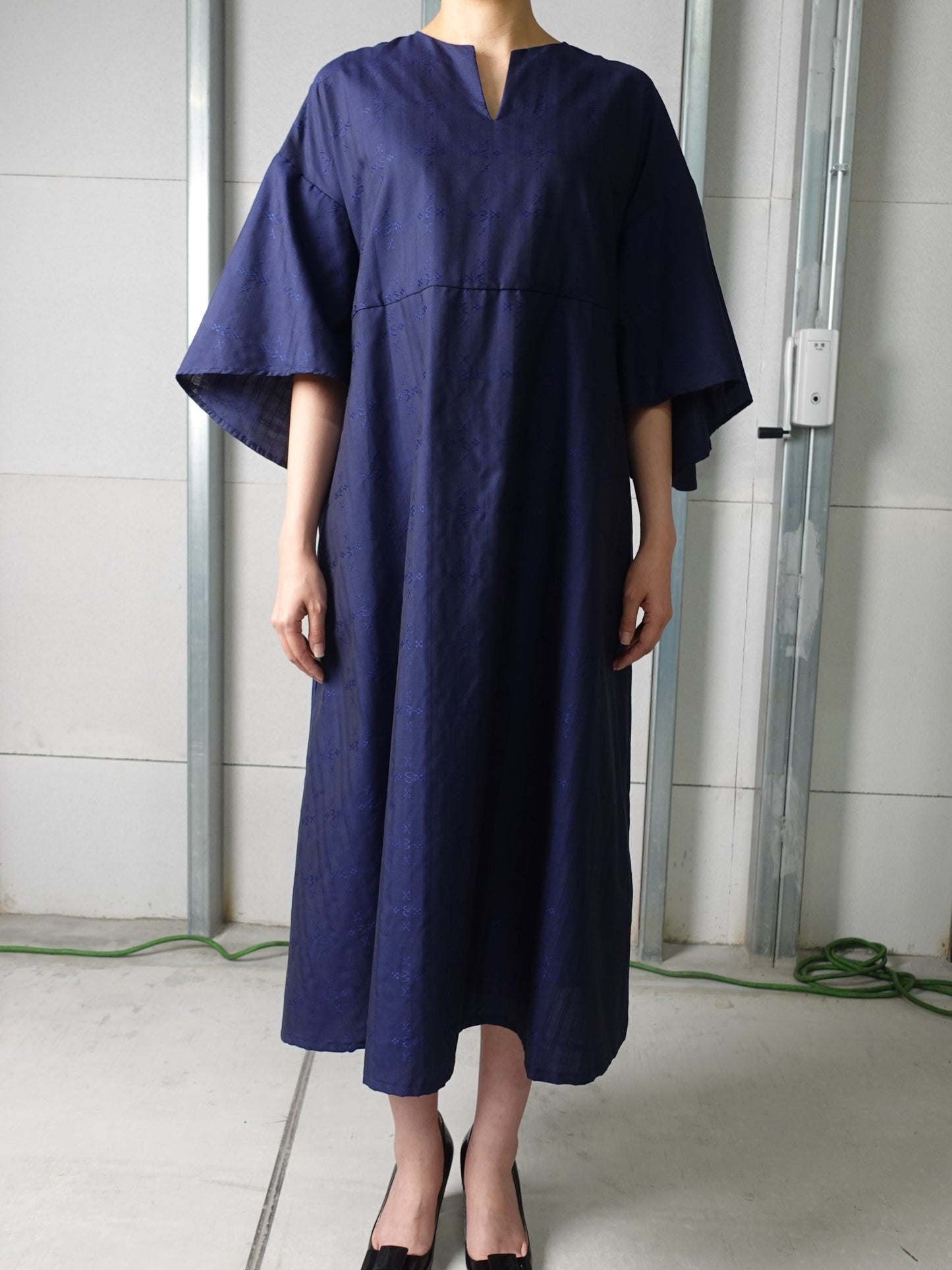 　【YOAKE】フレア袖ワンピース( Navy)