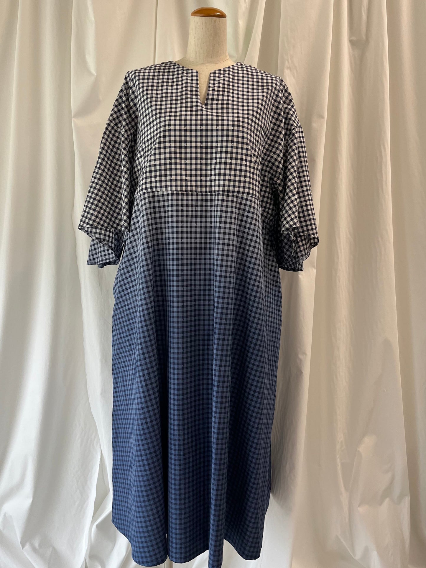 　【YOAKE】フレア袖ワンピース( Navy check gradation )