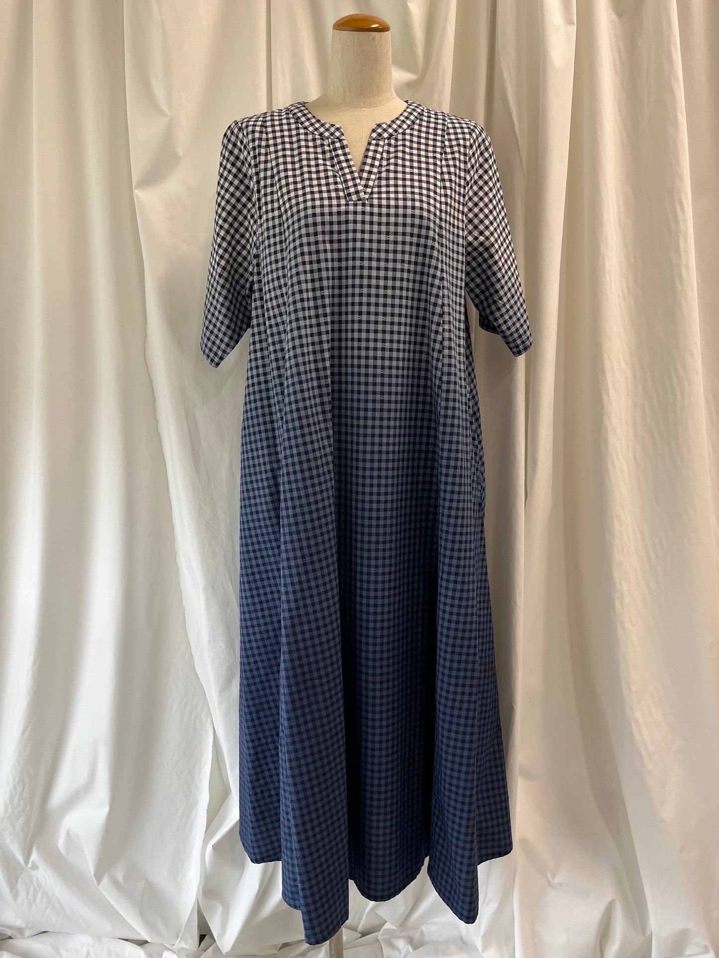 【YOAKE】キーネックワンピース( Navy check gradation)