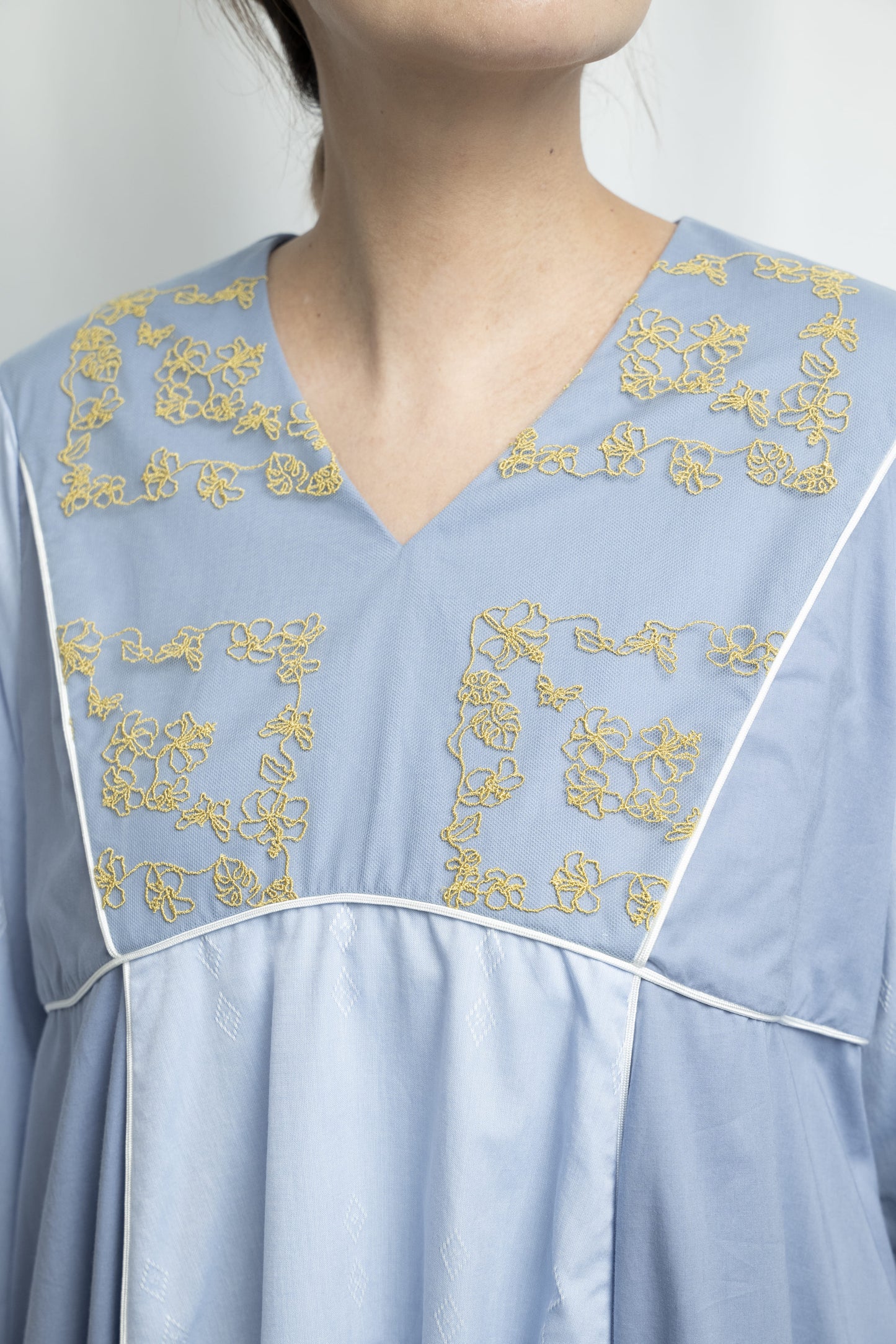 【YOAKE】チュール刺繍フレア袖ワンピース (Light blue)